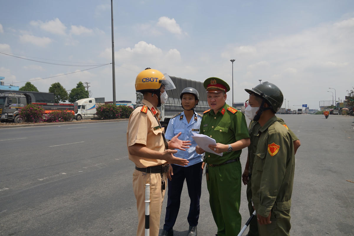 Lực lượng chức năng hai địa phương Bình Dương và TP Hồ Chí MInh đã có tiếng nói chung trong việc phối hợp, xử lý. Ảnh: Mạnh Thìn.