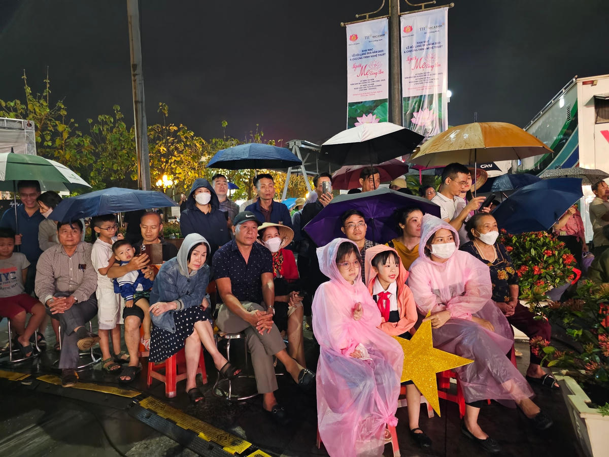 Đông đảo người dân TP Vinh "đội mưa" theo dõi lễ khai mạc.