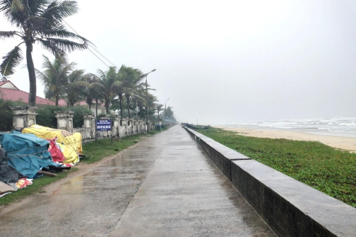 Đường ven biển vắng bóng người