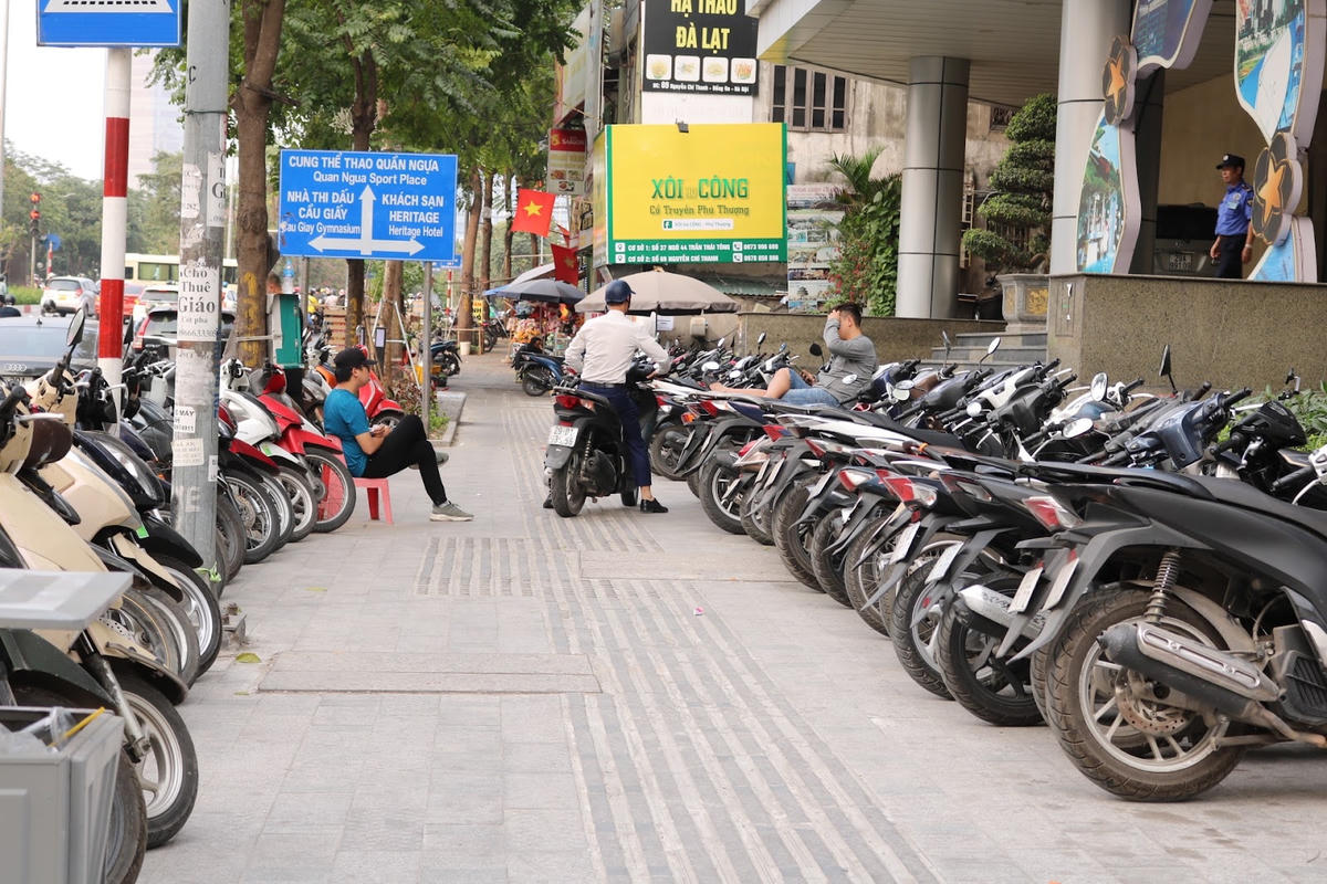 Hàng ghế đá dùng để ngồi nay bị ngang nhiên chiếm dụng làm nơi để đồ.
