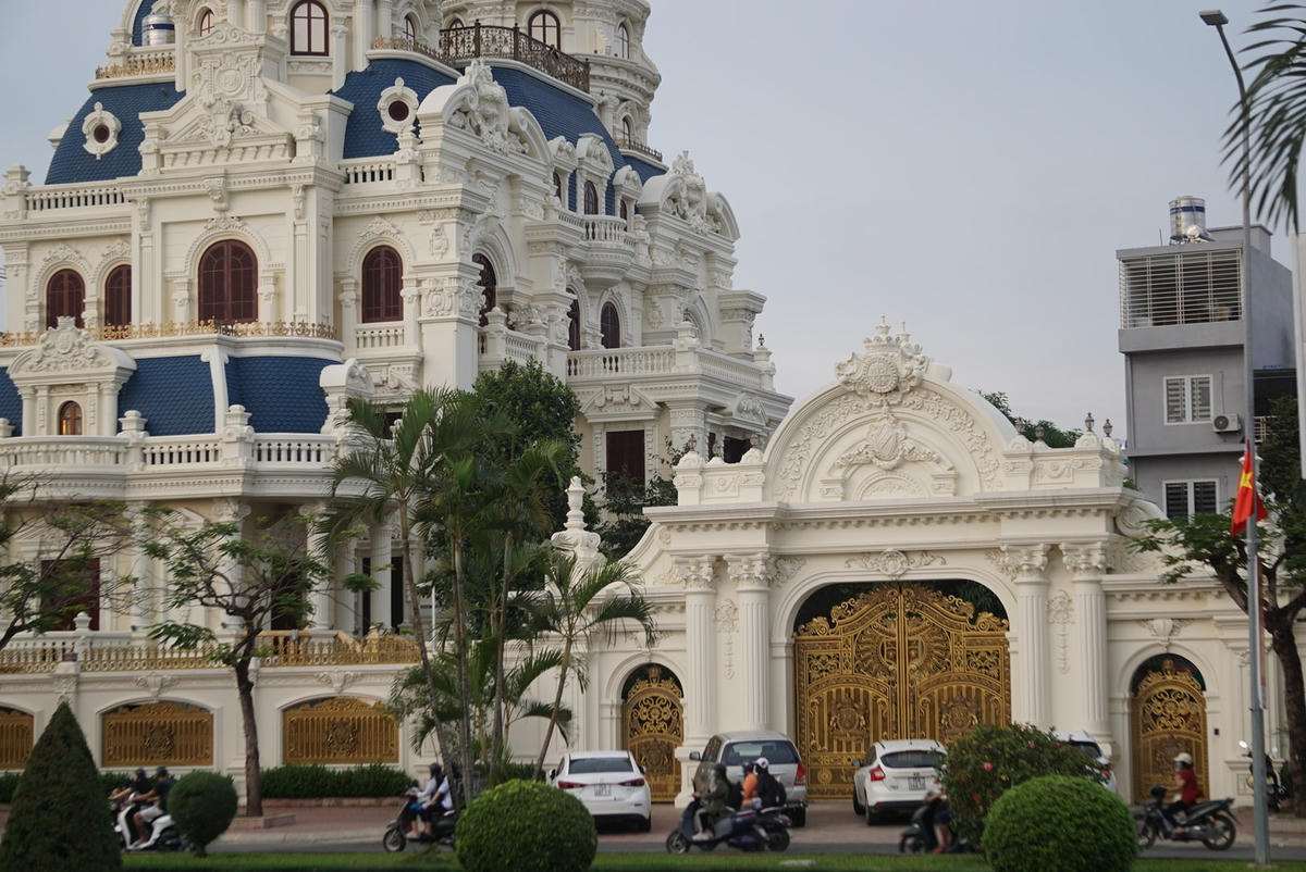 Căn biệt thự của đại gia, “trùm" hoá đơn GTGT giả được kê biên để bảo đảm thu hồi hơn 72,2 tỷ tiền thu lời bất chính.