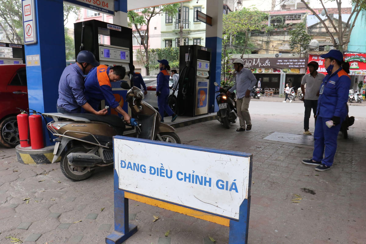 Giá xăng dầu liên tục điều chỉnh tăng, tác động lớn tới nhiều lĩnh vực cuộc sống.