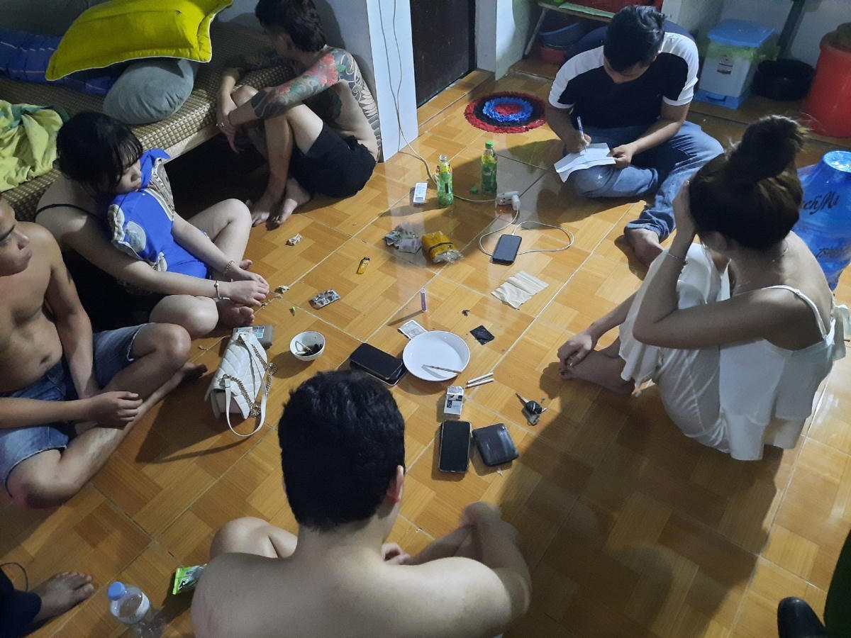 Các đối tượng tại thời điểm bị phát hiện và bắt giữ. Ảnh: Công an cung cấp.