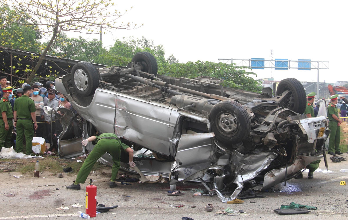 Lực lượng Công an khám nghiệm hiện trường.