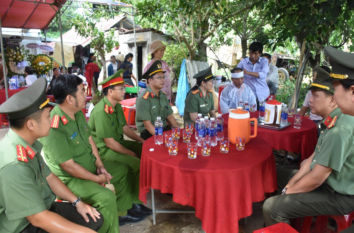 Đoàn công tác Công an tỉnh Quảng Nam thăm hỏi gia đình anh Võ Hồng Tuấn. 