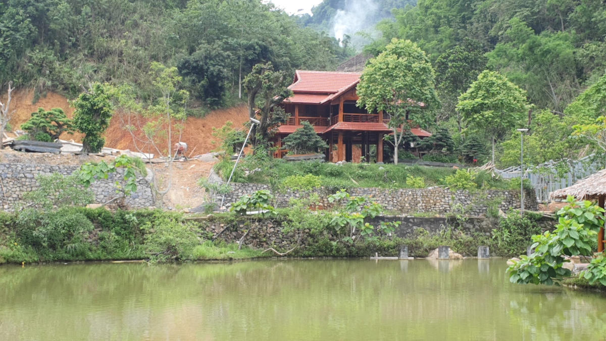 Một căn nhà sàn đang dần được hoàn thiện.