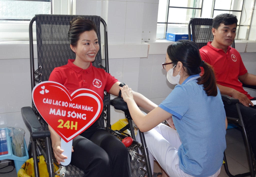 Chị Ngô Thị Liên, Chủ nhiệm CLB Ngân hàng máu sống 24h trong một lần hiến máu tình nguyện.