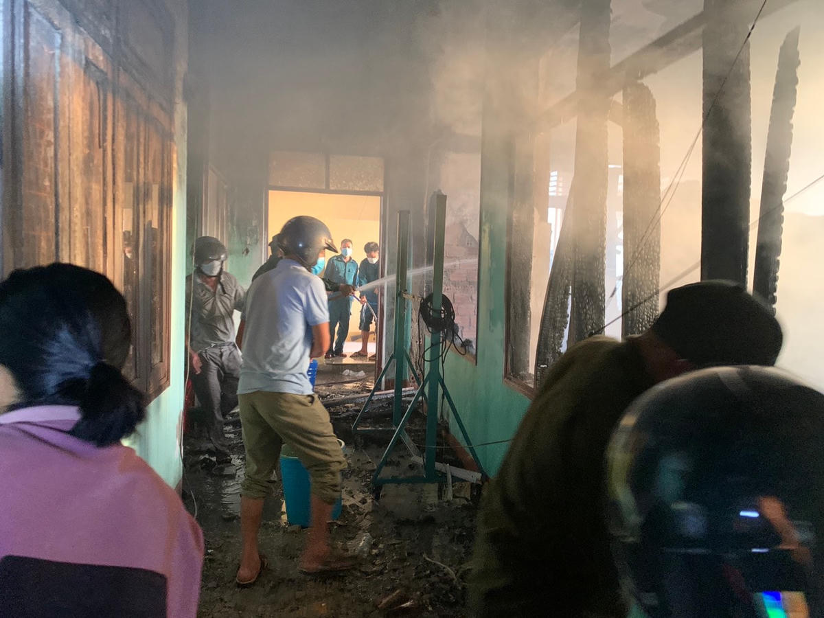 Lực lượng chức năng tham gia dập lửa.
