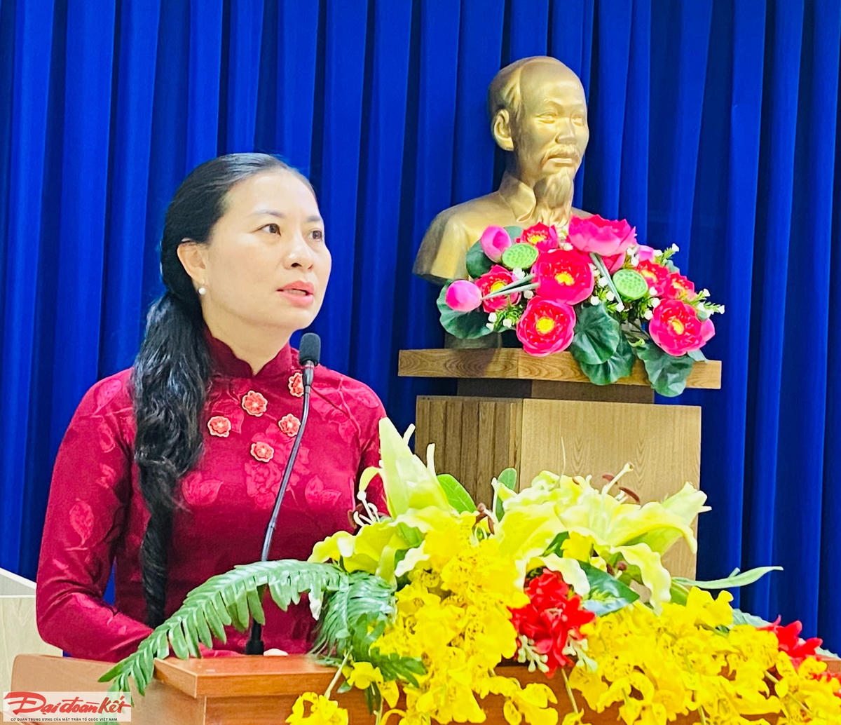 Bà Phan Kiều Thanh Hương, Phó Chủ tịch Ủy ban MTTQVN TP HCM phát biểu tại Lễ khai giảng. (Ảnh: Hồng Phúc).