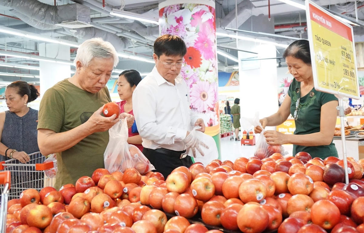 Sau mỗi lần tăng lương, người tiêu dùng lại lo ngại cuộc rượt đuổi không cân sức giữa lương và giá. Ảnh: Quang Vinh.