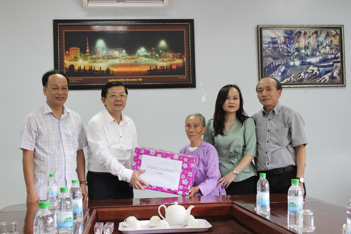 Phó Chủ tịch Nguyễn Hữu Dũng viếng anh hùng liệt sĩ, thăm gia đình có công tại Quảng Trị