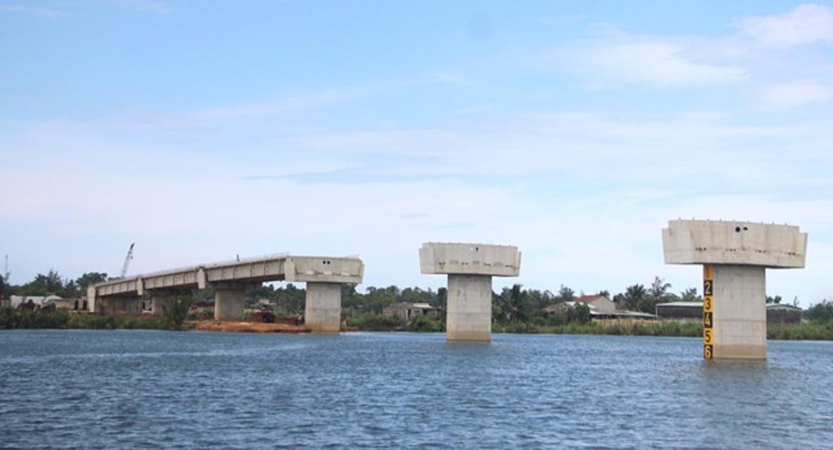 Dự án cầu Tam Tiến thi công dang dở.