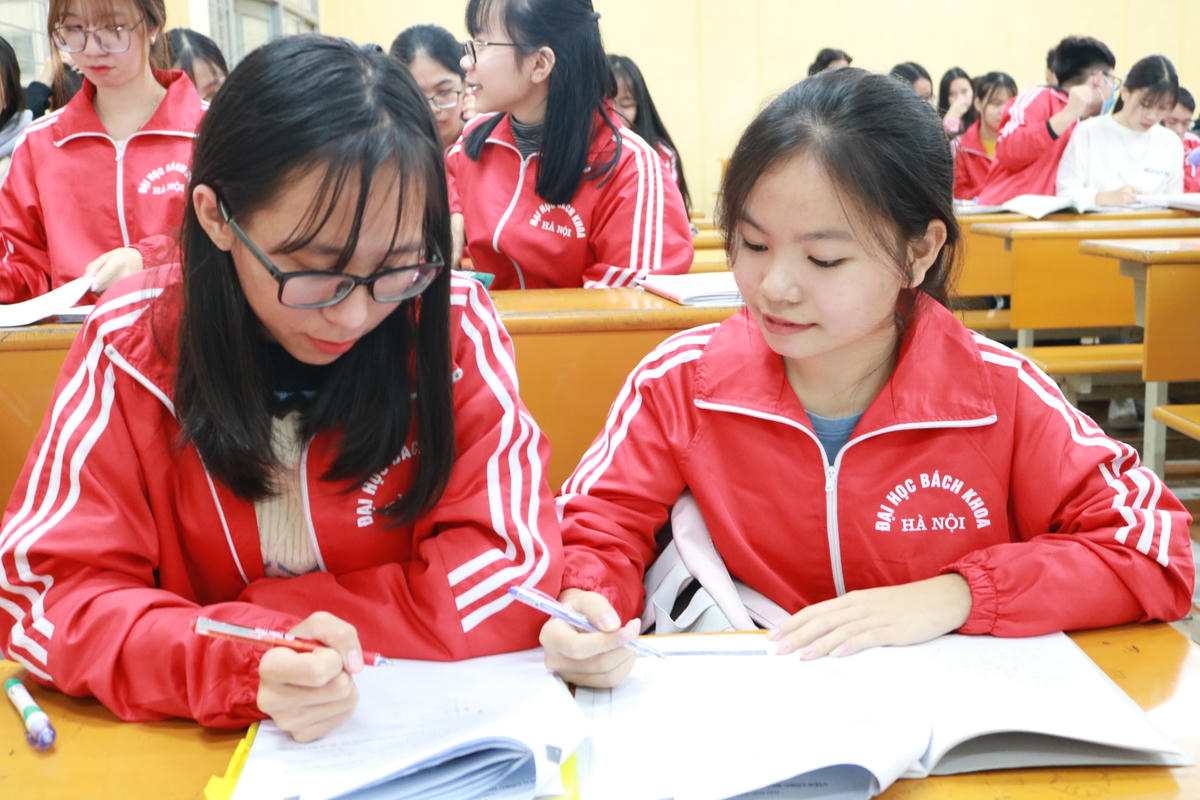 Sinh viên Đại học Bách khoa Hà Nội tại giảng đường nhà trường.