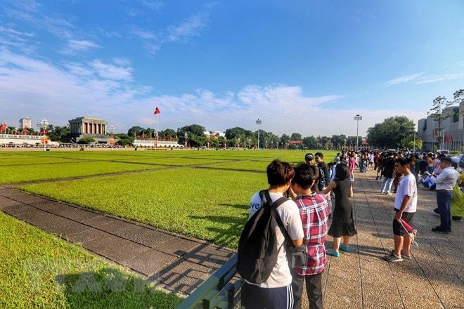 Đông đảo người dân có mặt tại Quảng trường Ba Đình từ sáng sớm. Ảnh: Tuấn Đức/TTXVN.