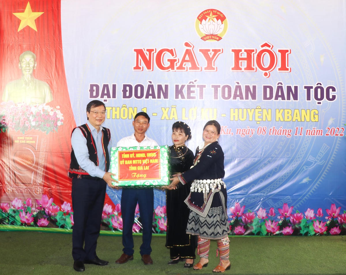 Ông Trương Hải Long, Chủ tịch UBND tỉnh Gia Lai, đã tặng quà của UBND tỉnh Gia Lai cho thôn 1, xã Lơ Ku, huyện Kbang, trong Ngày hội Đại đoàn kết.