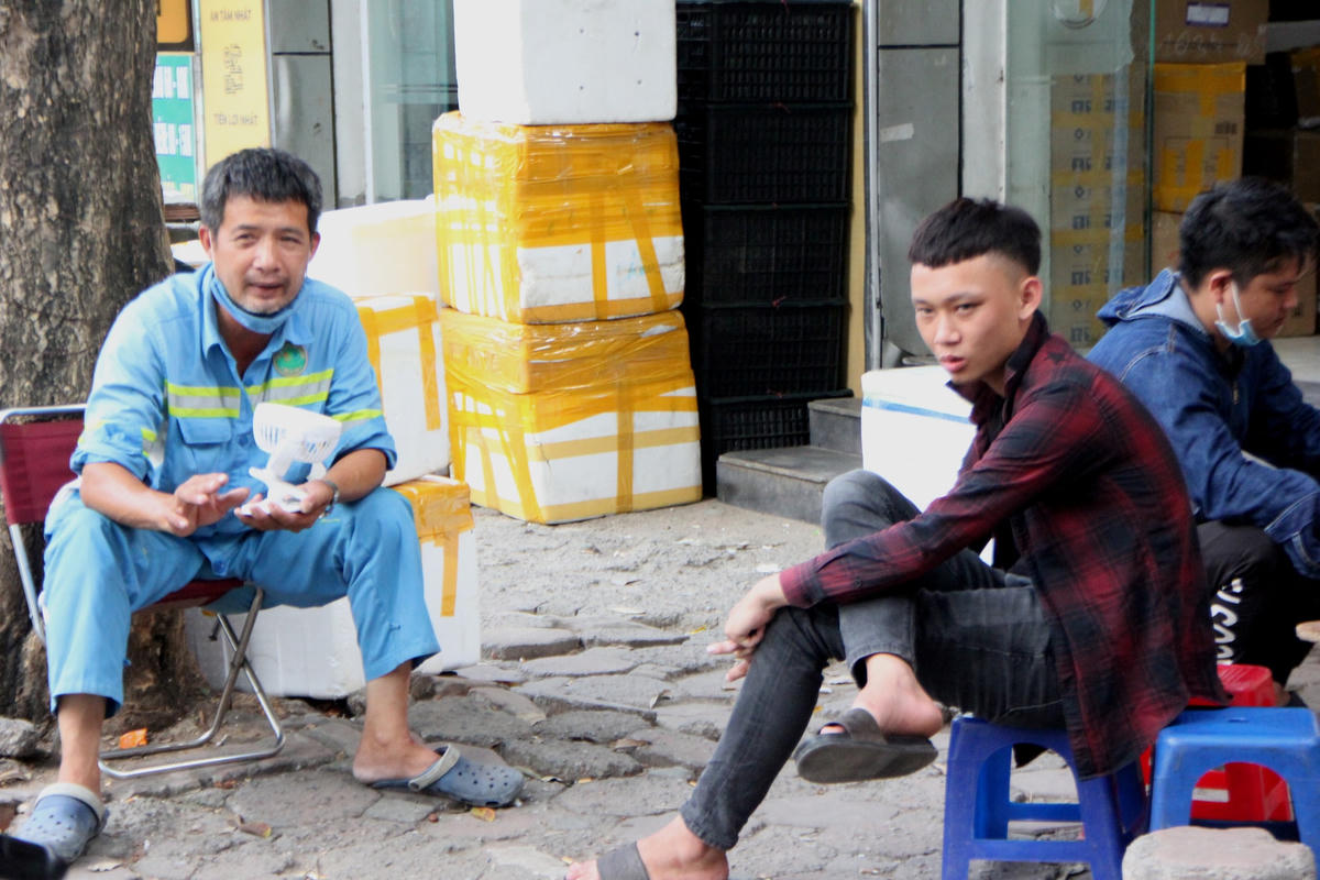 Những lúc nắng nóng, oi ả mà có chiếc quạt mini cầm tay cũng phần nào xua bớt đi cái nóng nực.