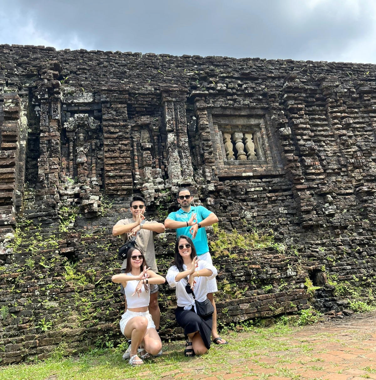 Du khách check in ở các tháp quần thể Mỹ Sơn.