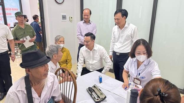 Bí thư Bùi Văn Sáng thăm hỏi, chia sẻ với Người có công. Ảnh: B.T.