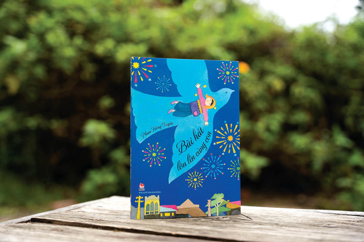 Cuốn sách “Bài hát lớn lên cùng con” mang tới cho bạn đọc nhiều câu chuyện thú vị quanh những sáng tác của nhạc sĩ Phạm Tuyên.  