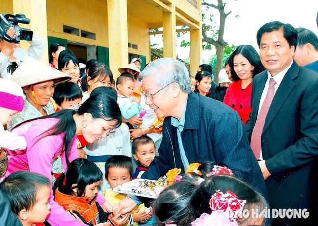 Tổng Bí thư Nguyễn Phú Trọng khi trên cương vị Chủ tịch Quốc hội đã về dự ''Ngày hội đại đoàn kết toàn dân tộc'' thôn Bồ Dương, xã Hồng Phong (Ninh Giang, Hải Dương) vào sáng 14/11/2009, nhân kỷ niệm 79 năm ngày thành lập Mặt trận Dân tộc Thống nhất Việt Nam (18/11/1930-18/11/2009). Ảnh: Báo Hải Dương.