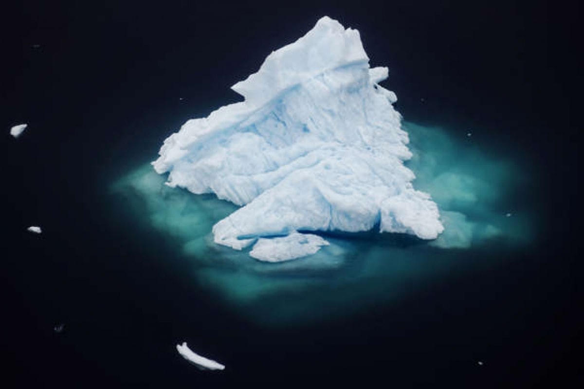 Một tảng băng trôi trong một vịnh hẹp ở thị trấn Tasiilaq, Greenland. Sự sụp đổ của những dòng sông băng đã cho thấy tác động của biến đổi khí hậu.  