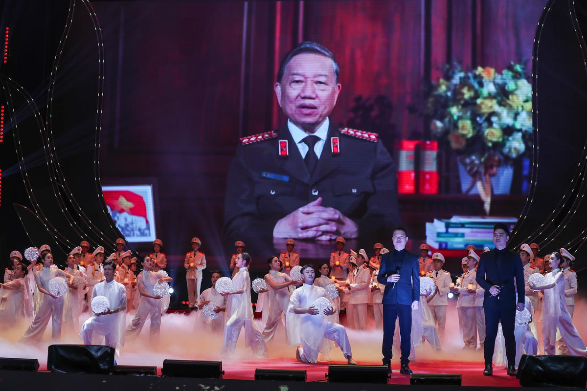 Công diễn vở nhạc kịch 'Vinh quang trên vai những người anh hùng'