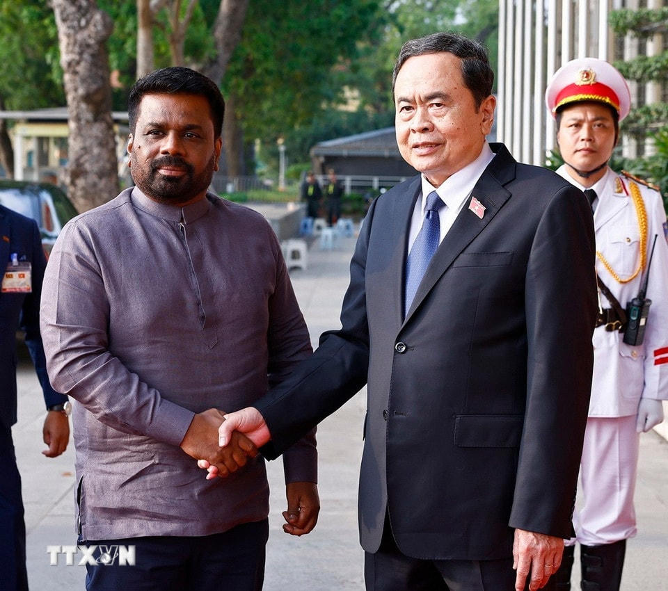 Chủ tịch Quốc hội Trần Thanh Mẫn đón Tổng thống Sri Lanka Anura Kumara Dissanayaka. (Ảnh: Doãn Tấn/TTXVN)