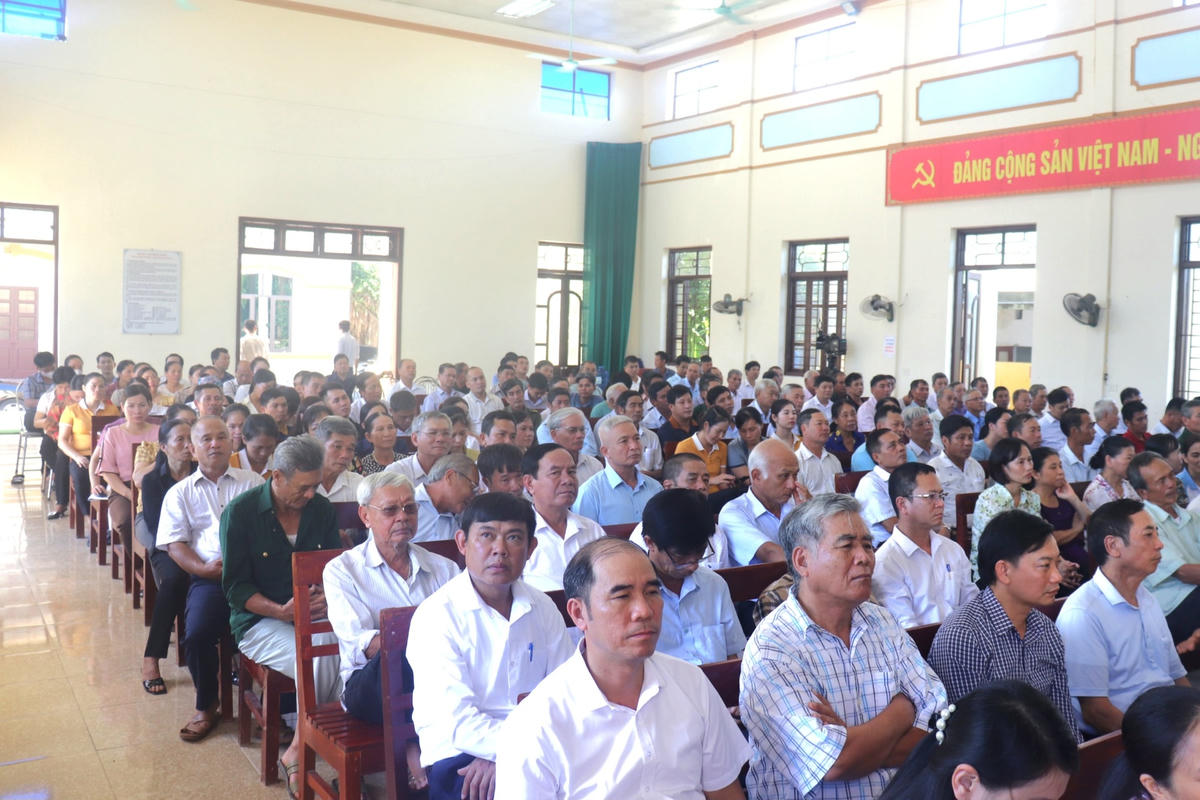 Hơn 100 người dân các xã Kim Mỹ, Cồn Thoi tham dự hội nghị.