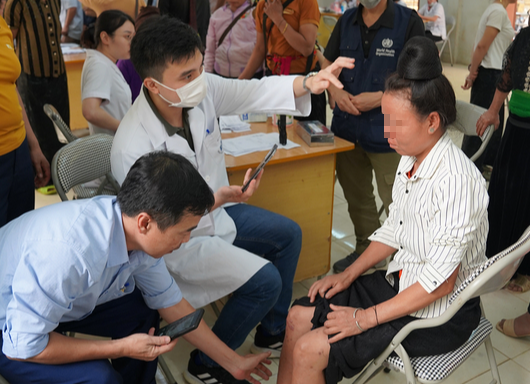 Các bác sĩ thăm khám cho bệnh nhân phong tại tỉnh Sơn La.  