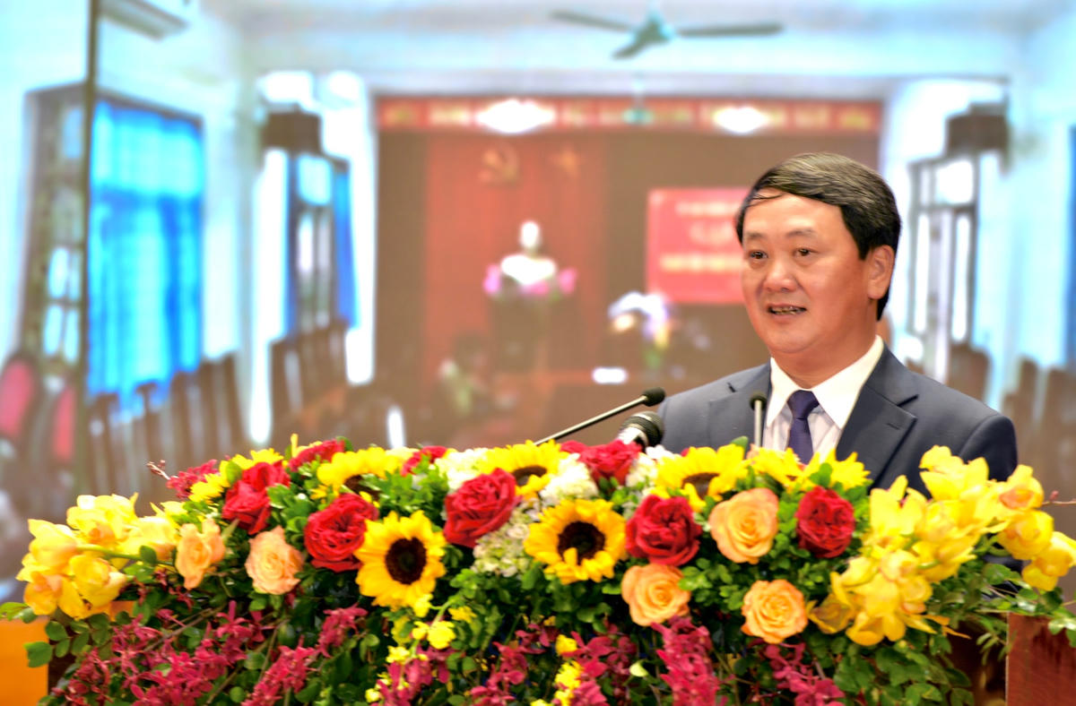 Ông Hầu A Lềnh, Uỷ viên Trung ương Đảng, Bộ trưởng, Chủ nhiệm Uỷ ban Dân tộc, Phó Trưởng BCĐ các chương trình MTQG Trung ương phát biểu tại Hội nghị.