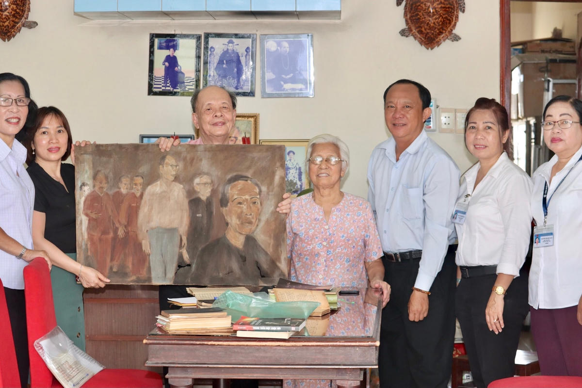 Gia đình cố Giáo sư Trần Văn Hanh trao tặng tranh sơn dầu vẽ cán bộ Ban Trí vận-Mặt trận cho Bảo tàng Mặt trận Tổ quốc Việt Nam ngày 18/4/2023.