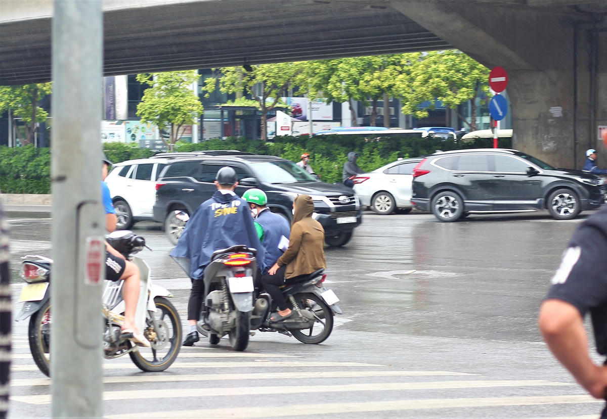 Không khó để bắt gặp tài xế xe ôm chở khách với tốc độ “như tên lửa”. Là một khách hàng thường xuyên sử dụng xe ôm công nghệ, Thùy Dương (sinh viên tại Hà Nội) quan ngại rằng: “Bản thân mình rất sợ khi đặt xe mà gặp phải tài xế đi xe phóng nhanh. Việc đi xe như này khiến mình không an tâm khi ngồi sau xe và rất sợ xảy ra chuyện không may”.  