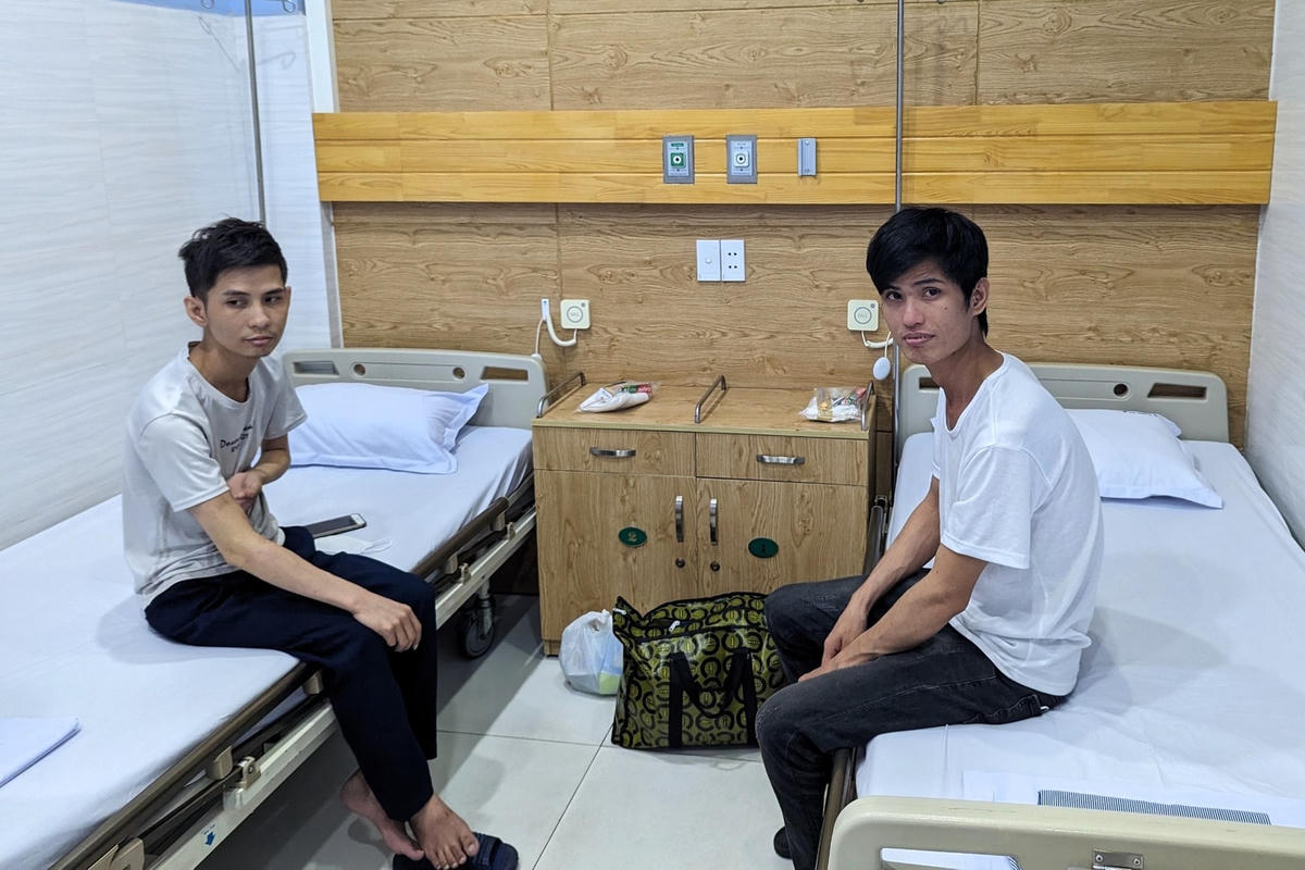 Bệnh nhân được ghép thận (bên trái) và người hiến thận là anh trai của bệnh nhân (bên phải). Ảnh: Cổng thông tin điện tử TP Hải Phòng.