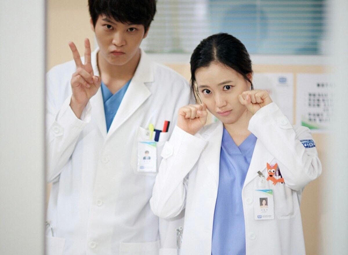 Chuyện tình dễ thương của Joo Won và Moon Chae Woo trong “Bác sĩ nhân ái” nhận được nhiều tình cảm của khán giả.