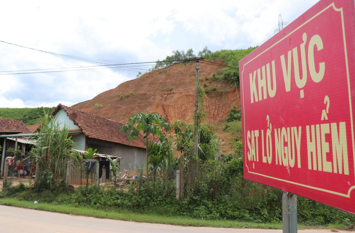 Cảnh báo sạt lở một số nơi miền núi Quảng Ngãi. 