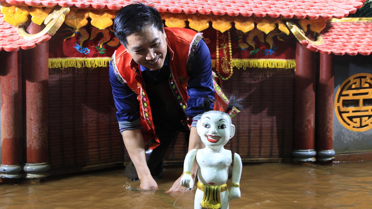   Nghệ sĩ Phan Thanh Liêm với tiết mục rối nước “Chú Tễu”.