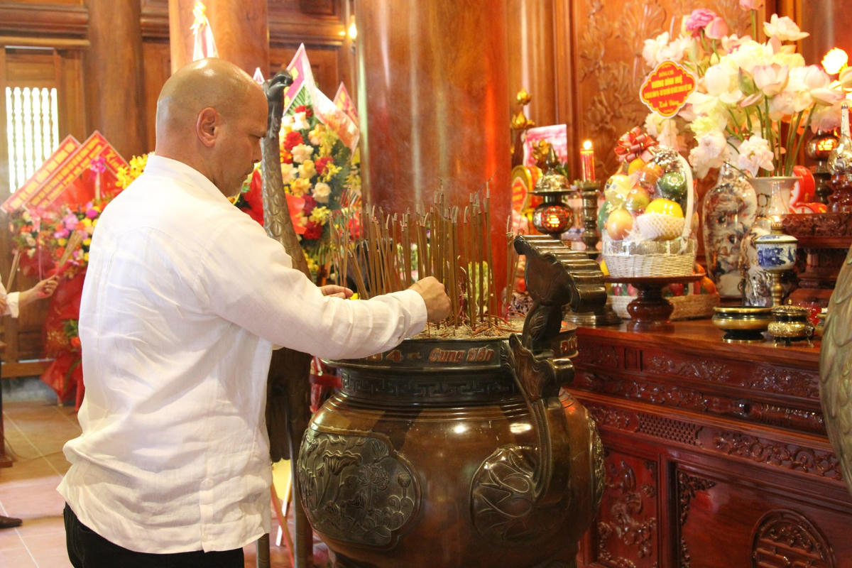 Ủy viên Trung ương Đảng Cộng sản Cuba, Chủ tịch Ủy ban Bảo vệ Cách mạng Cuba, ông Gerardo Hernandez Nordelo dâng hoa, dâng hương lên anh linh Chủ tịch Hồ Chí Minh vĩ đại.