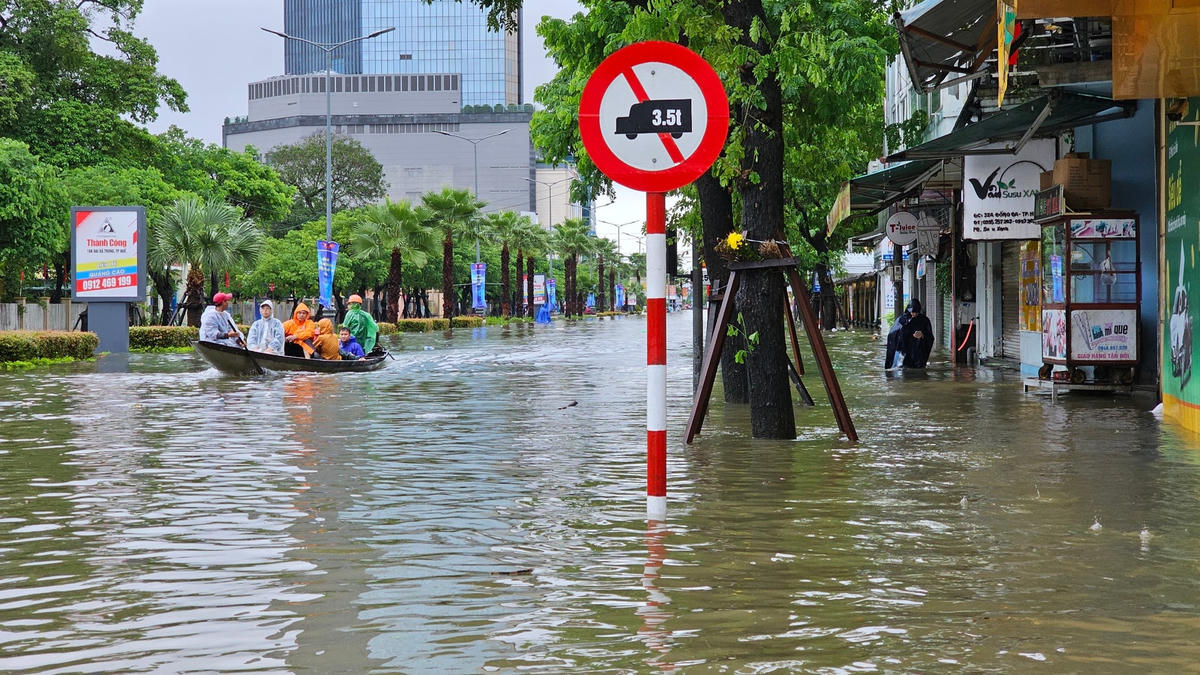 Ghe thuyền đã trở thành phương tiện "chủ lực" mỗi khi các tuyến đường ở thành phố Huế bị nhấn chìm trong biển nước. Ảnh: Phúc Khang.