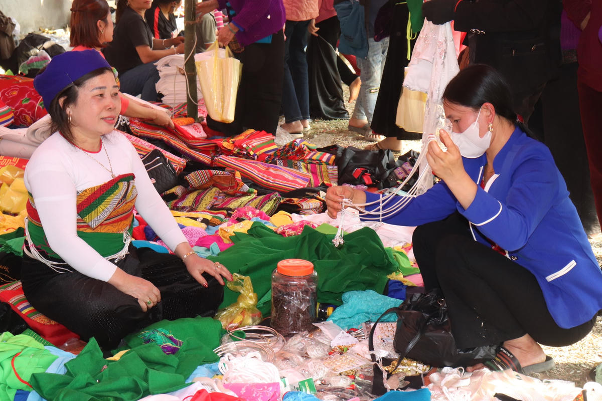 [Ảnh]: Vạn người đổ về lễ hội Mường Khô xem rước kiệu, chơi trò chơi dân gian