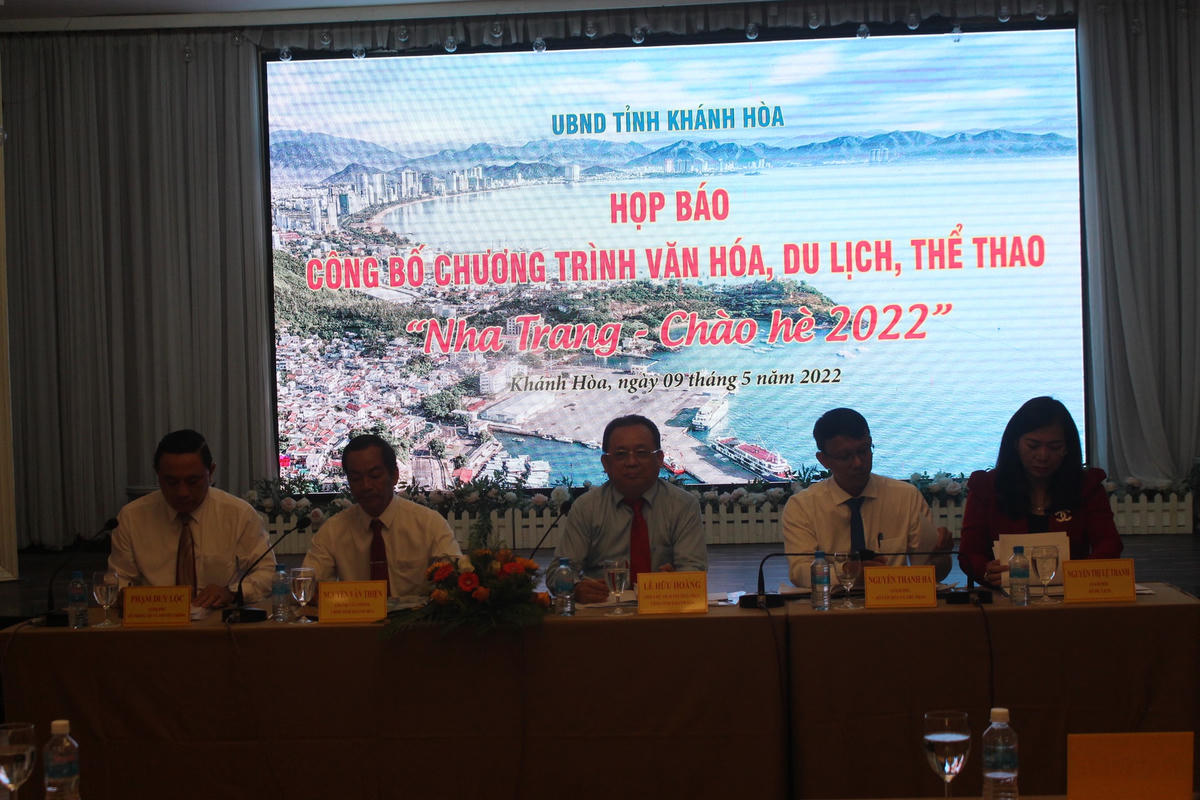 Phó chủ tịch Thường trực Lê Hữu Hoàng và một số Giám đốc Sở chủ trì buổi họp báo