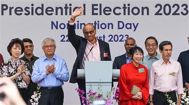 Ứng viên tranh cử Tổng thống Singapore, cựu Bộ trưởng cấp cao Tharman Shanmugaratnam (giữa) phát biểu tại trung tâm bầu cử ở Thủ đô Singapore, ngày 22/8/2023. (Ảnh: AFP/TTXVN).