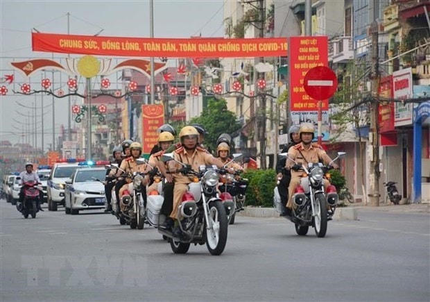 Lực lượng Cảnh sát giao thông tuần hành trên tuyến phố. (Ảnh: Xuân Tiến/TTXVN).