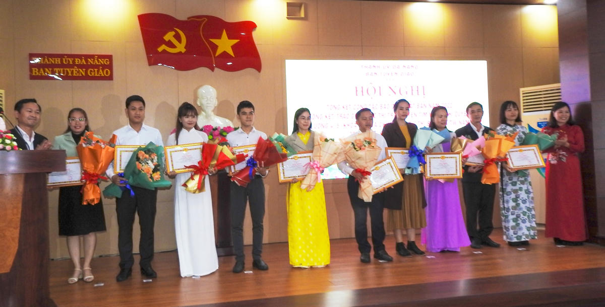 Tổ chức, cá nhân nhận giải Cuộc thi trực tuyến tìm hiểu các Nghị quyết Trung ương 4,5 (khóa XIII) và triển khai Chuyên đề thực hiện Chỉ thị số 05-CT/TW năm 2023. Ảnh: Thanh Tùng.