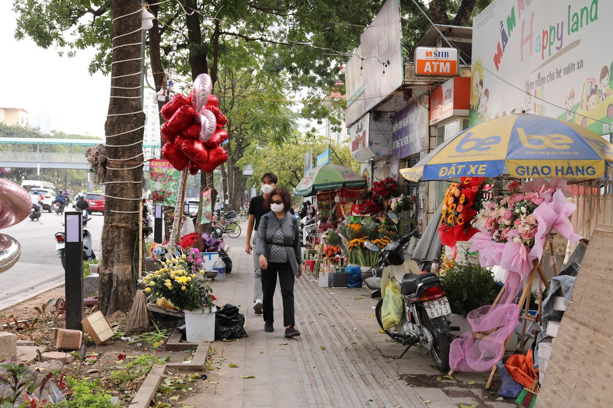 Đoạn vỉa hè Nguyễn Chí Thanh bị chiếm dụng sau 2 tháng chỉnh trang&nbsp;