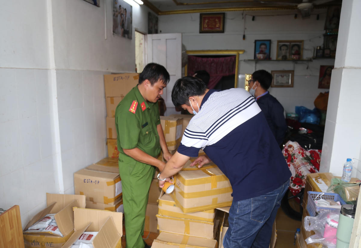 Lực lượng Công an kiểm tra, niêm phong tang vật.