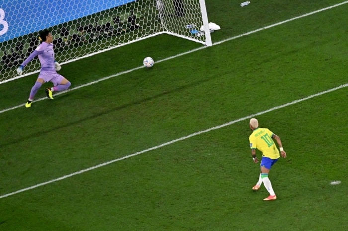 Neyma nâng tỷ số lên 2-0 và cũng là bàn thắng đầu tiên của anh tại World Cup năm nay.