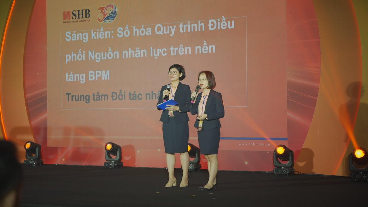 Các đội thi hào hứng chia sẻ về các sáng kiến, cải tiến góp phần nâng cao hiệu quả hoạt động của ngân hàng.