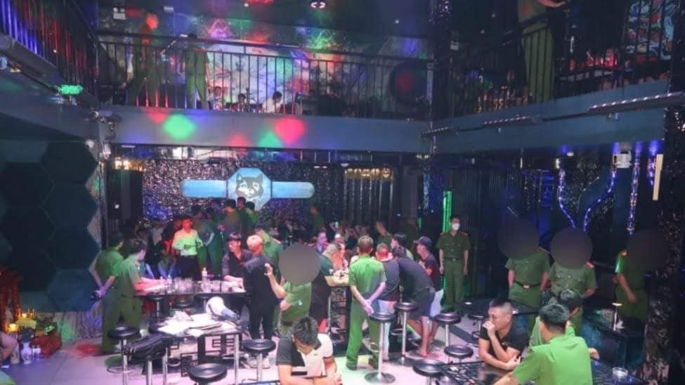 Công an TP Ninh Bình ập vào kiểm tra quán bar Jet Lounge lúc rạng sáng.