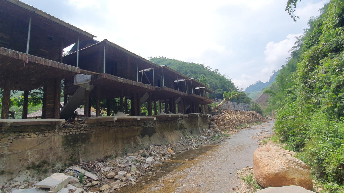 Dãy công trình trái phép đang xây dựng, đi vào hoàn thiện trên bờ suối Láo.