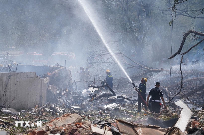 Hiện trường vụ tai nạn máy bay của hãng Air India ở Ahmedabad, bang Gujarat, Ấn Độ. (Ảnh: THX/TTXVN)